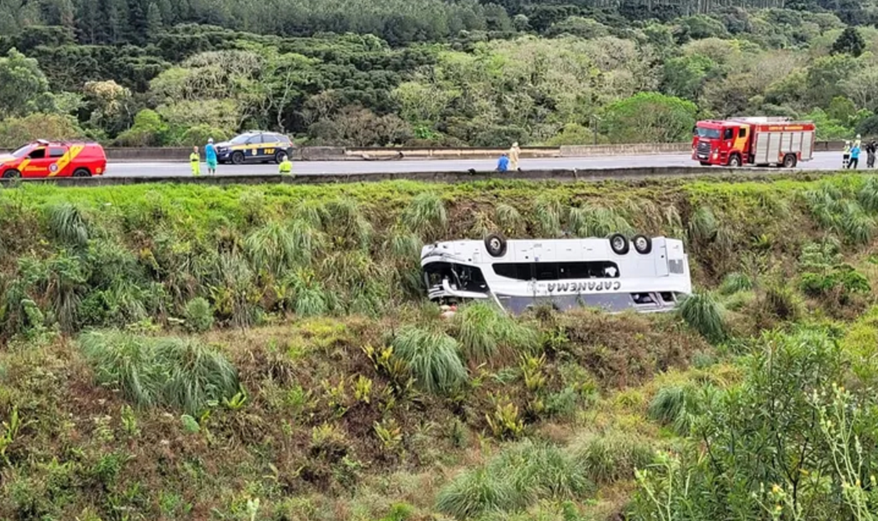 Ônibus com passageiros capota na rodovia BR-116 no Paraná