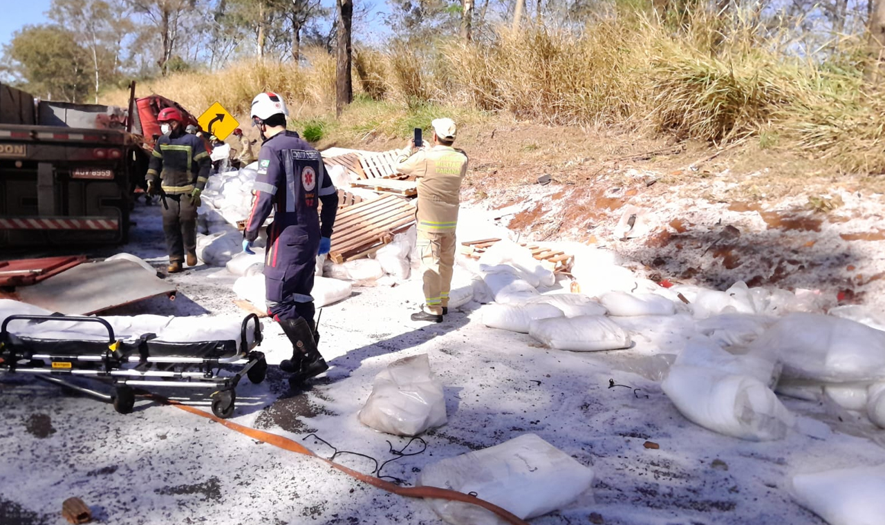Caminhão tomba na PR-444 e interdita rodovia em Arapongas