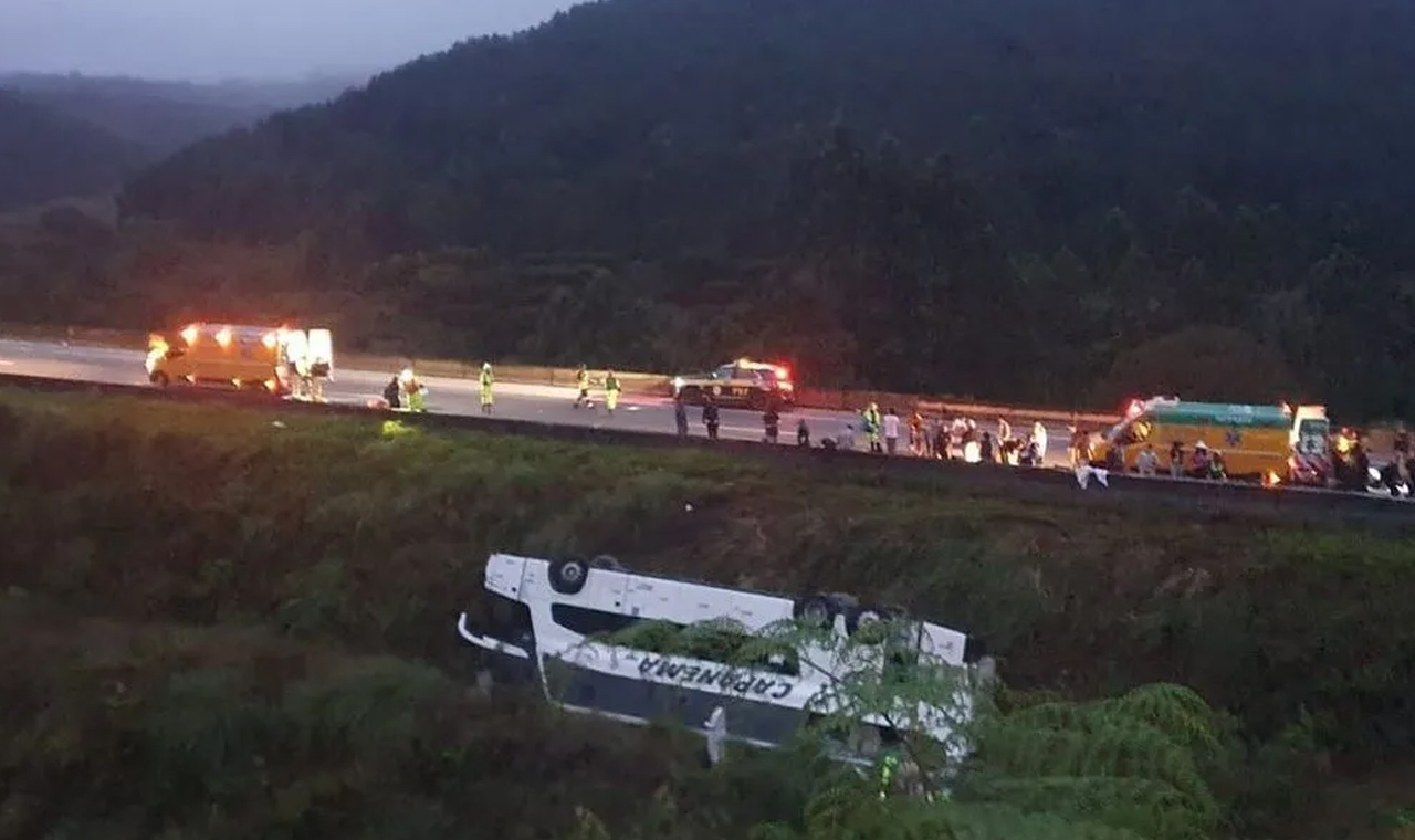ANTT afirma que ônibus que capotou na BR-116 no Paraná fazia viagem irregular