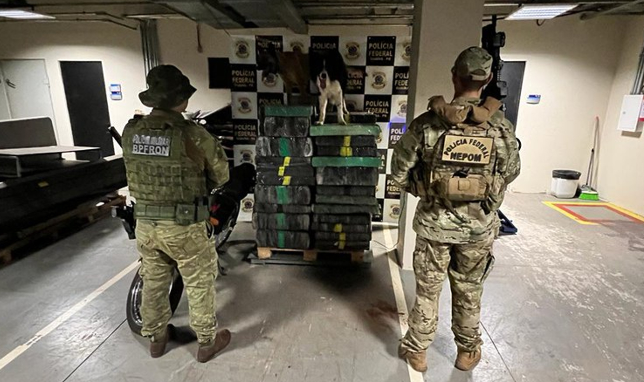 Polícia Federal e BPFfron realizam apreensão de mais de uma tonelada de maconha no Paraná