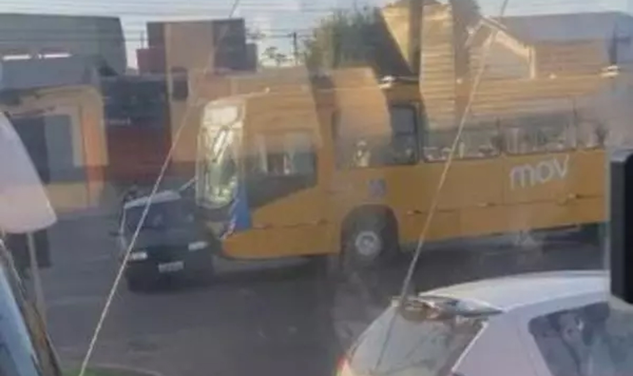 Ônibus do transporte coletivo colide contra carro e duas pessoas ficam feridas em Londrina