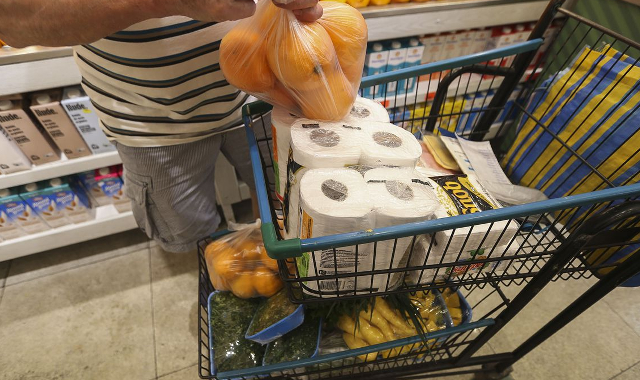Alimentos e bebidas aliviam inflação para os mais pobres, aponta Ipea