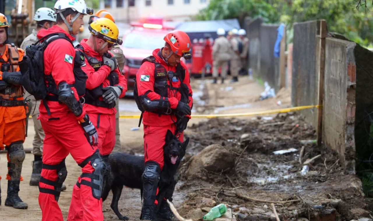 Paraná manda mais sete bombeiros e três cães para ajudar o RS