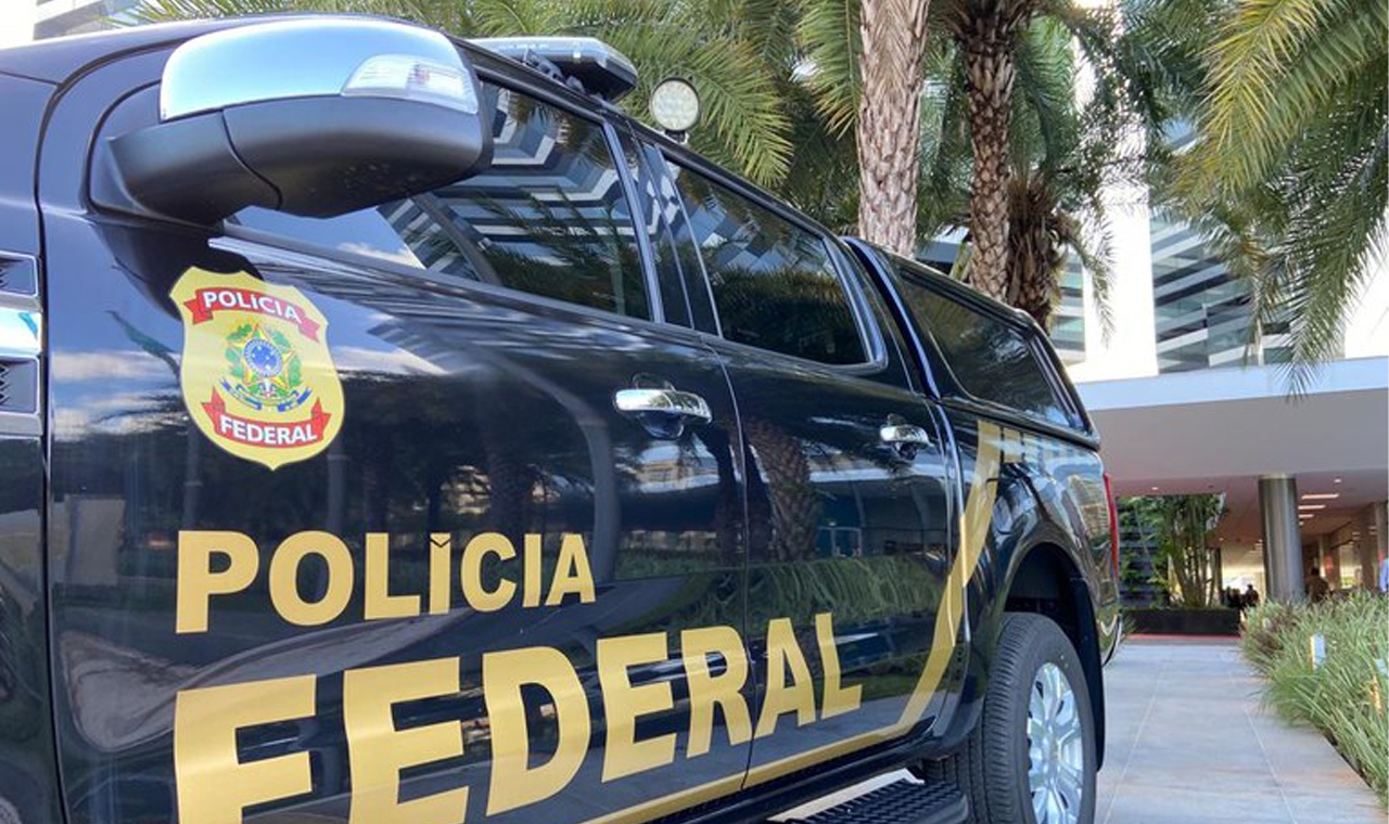 Homem que viajava com esposa e os filhos é preso com cocaína escondida no carro