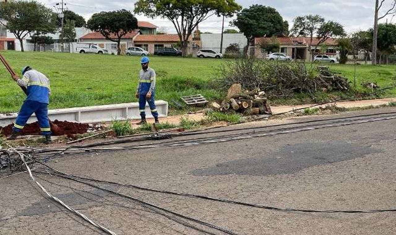 Ventania deixa dois motociclistas feridos no norte do Paraná