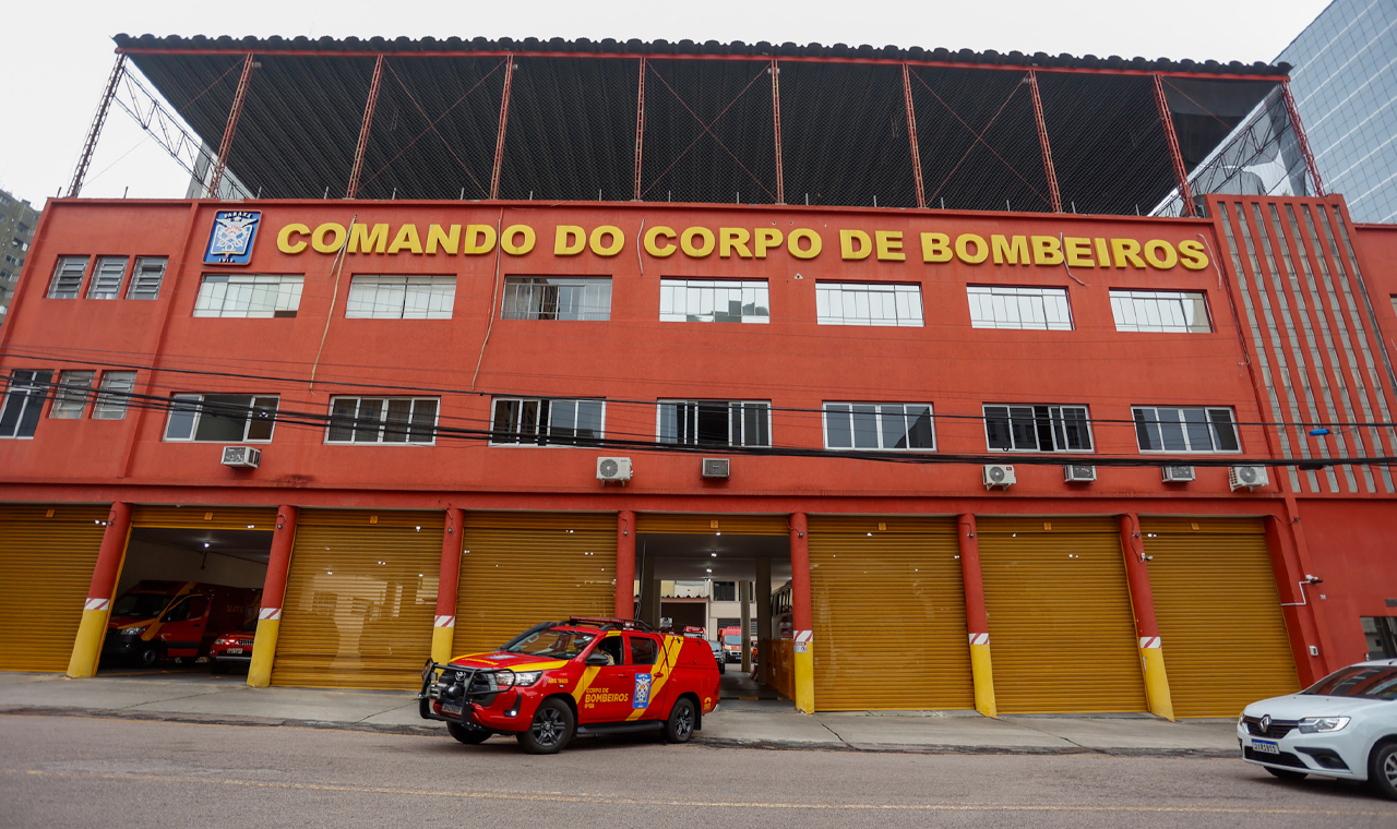 Corpo de Bombeiros do Paraná recebe doações para moradores do Rio Grande do Sul