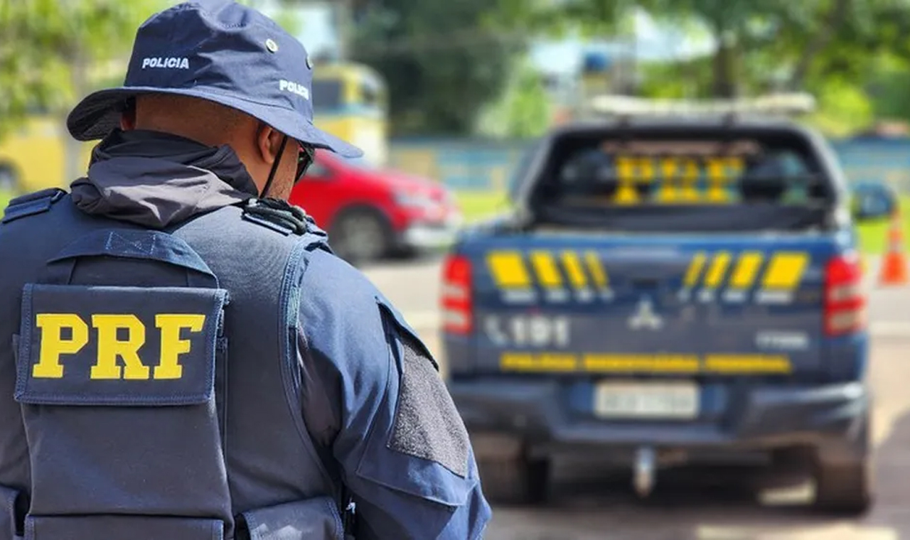 Motorista fica encarcerado após colisão envolvendo dois caminhões na avenida Brasília em Londrina