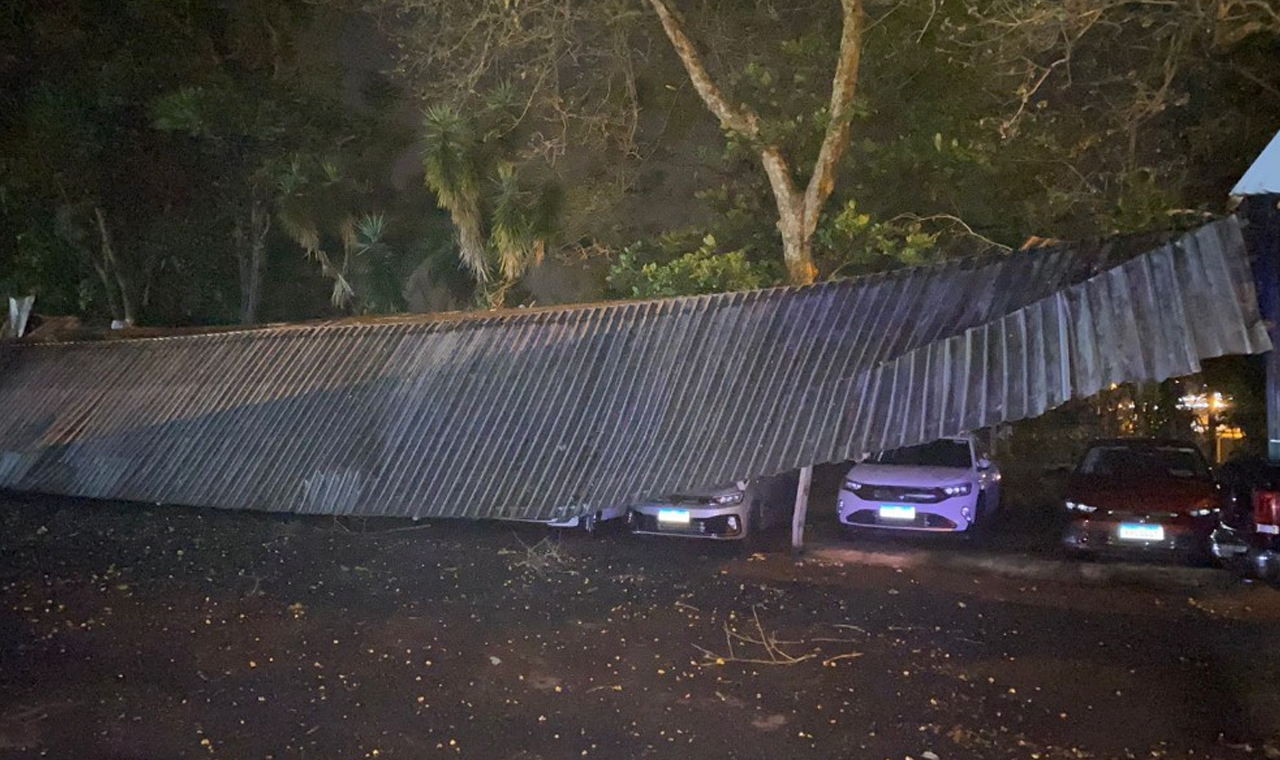 Temporal com granizo causa estragos em Santo Antônio da Platina