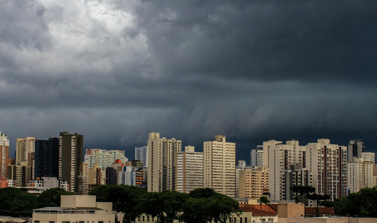Inmet alerta para tempestade e ventos de até 100 km/h no Paraná