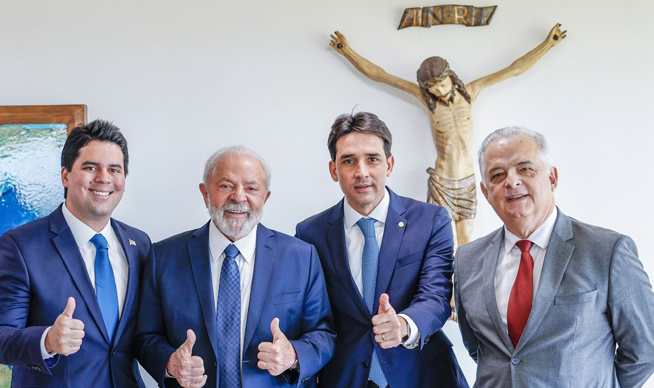 Lula dá posse a três ministros e cria ministério para pequena empresa