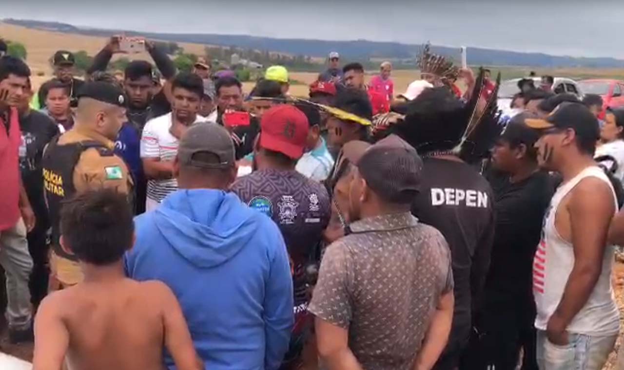 Vídeo: Indígenas invadem propriedade em Tamarana