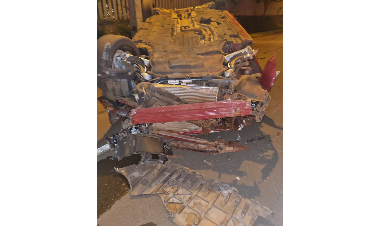 Carro de luxo fica destruído após capotamento na rodovia PR-445 em Londrina