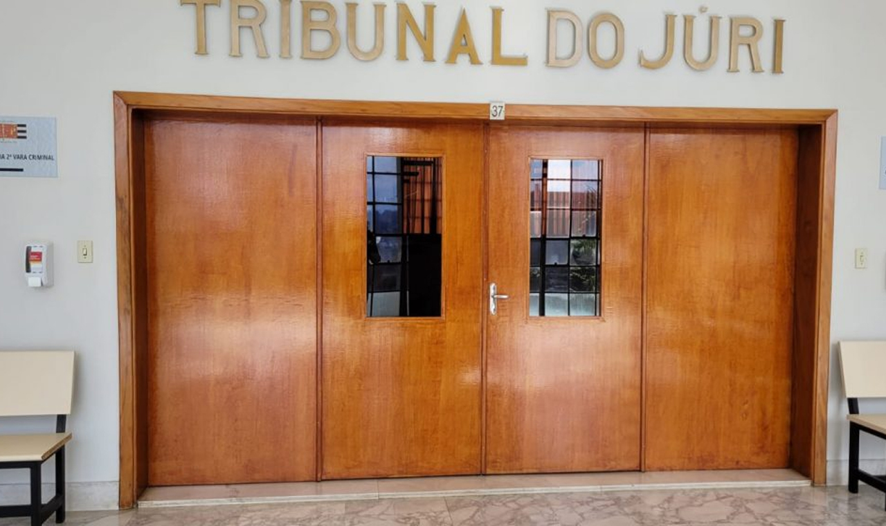 Acusado é absolvido pelo Tribunal do Júri por homicídio triplamente qualificado