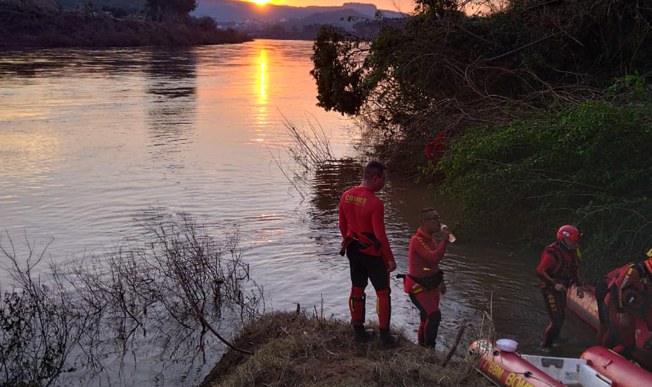 Bombeiros do Paraná ajudam encontrar vítima do ciclone no RS