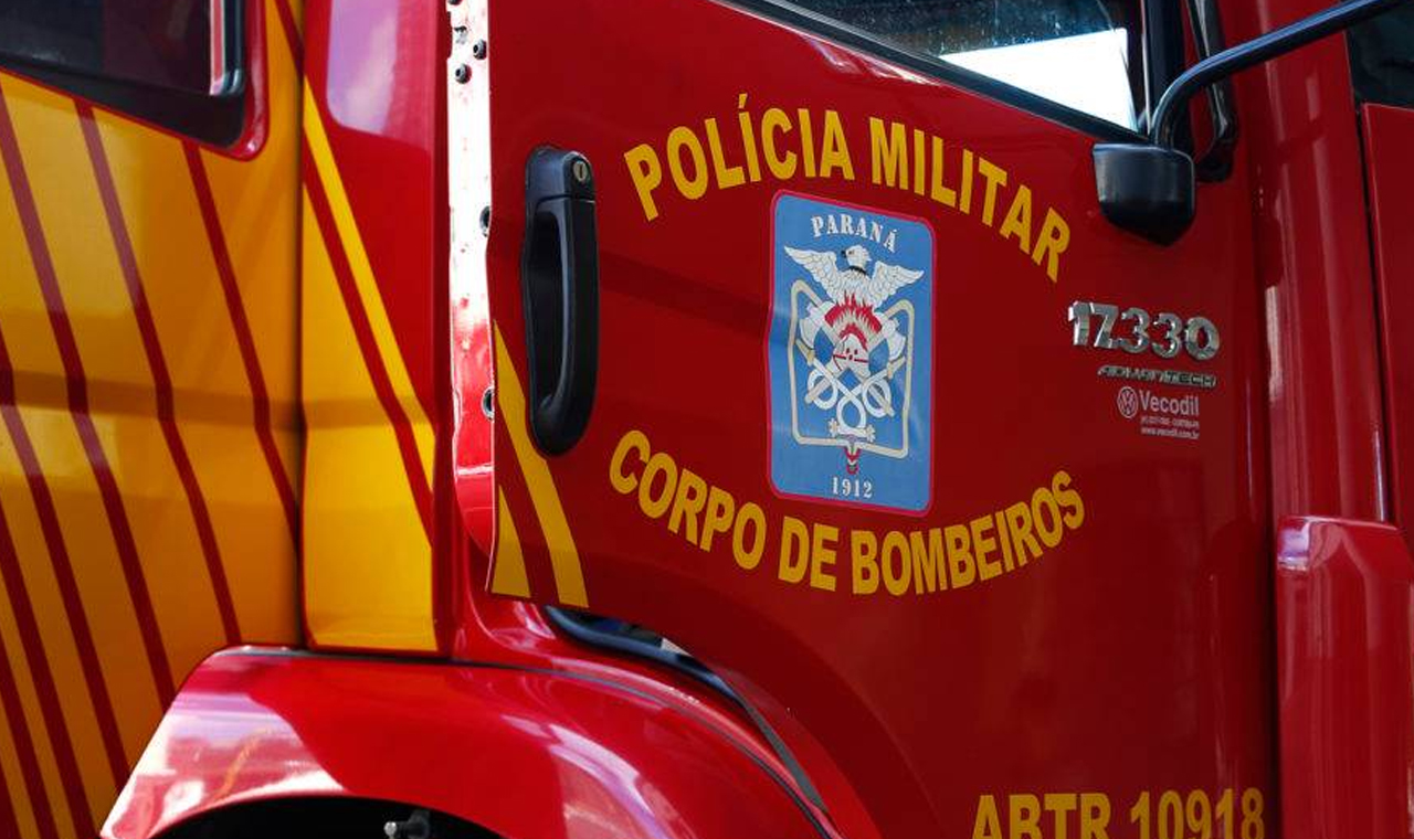 Fogo consome materiais de construção em terreno