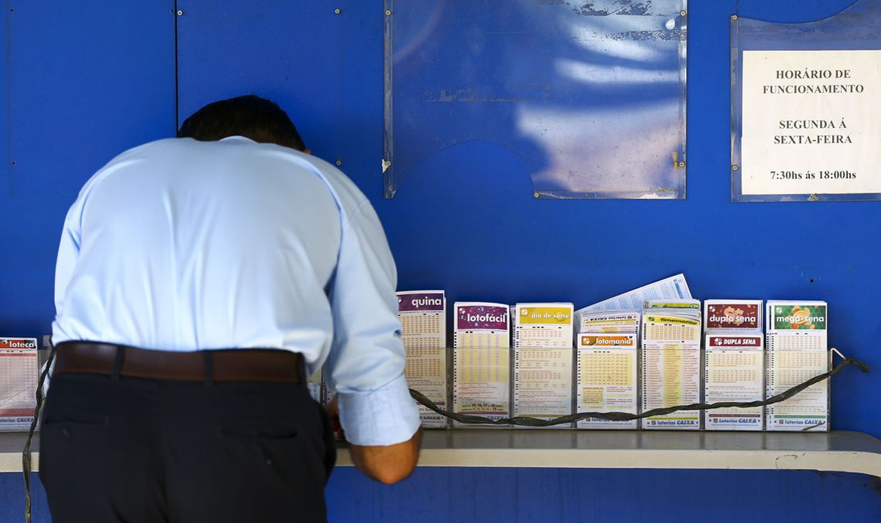 Mega-Sena acumula e prêmio vai a R$ 9 milhões; no Paraná, ninguém faz nem a quina