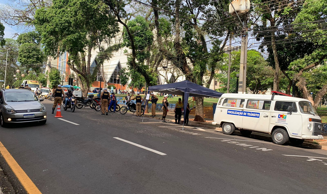 CMTU realiza ação para uso correto do capacete de segurança no centro de Londrina