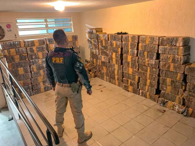 Motorista de carreta é pego com mais de 2 t de maconha, em Londrina
