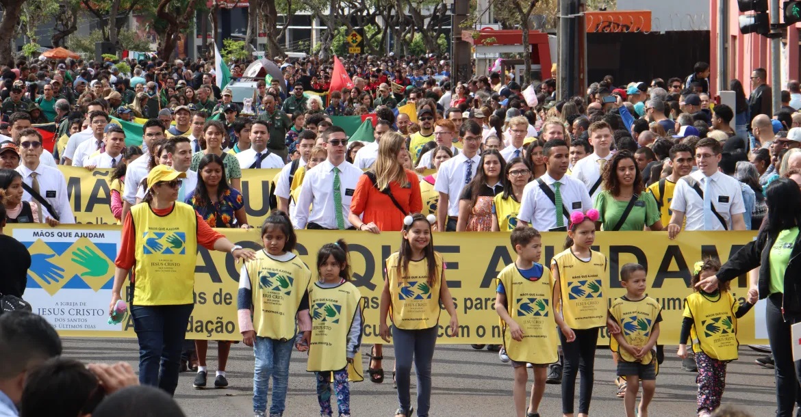 Mais de 15 mil pessoas participam do desfile em Londrina. Veja fotos!