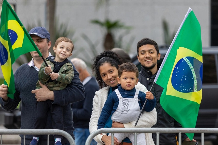 Cerca de 5 mil pessoas marcham no desfile de 7 de setembro em Curitiba