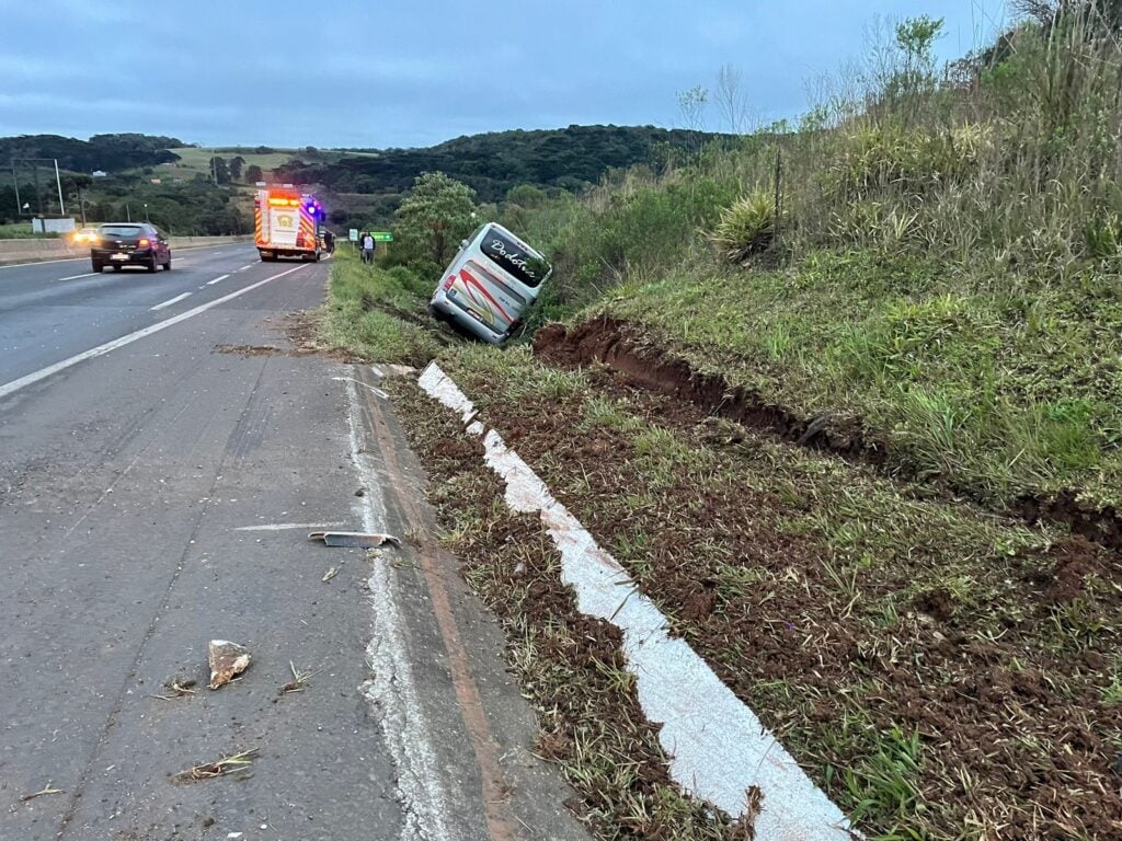 Três passageiros ficam feridos em acidente com ônibus em rodovia no Paraná