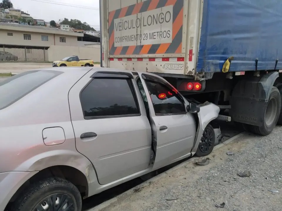 Sargento do Exército entra com carro embaixo de caminhão na BR 277
