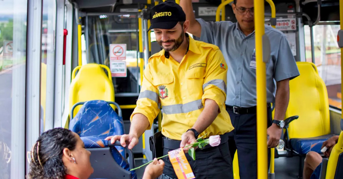 Em Londrina, ação no Terminal Central marca início da Semana de Trânsito