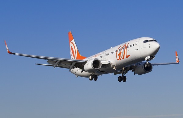 Avião decola, identifica problema na asa e retorna para aeroporto de Maringá
