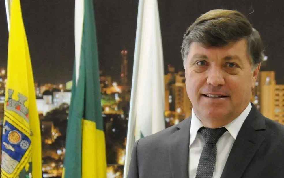 Prefeito paranaense é novamente afastado por suspeitas de deviar “milhões”