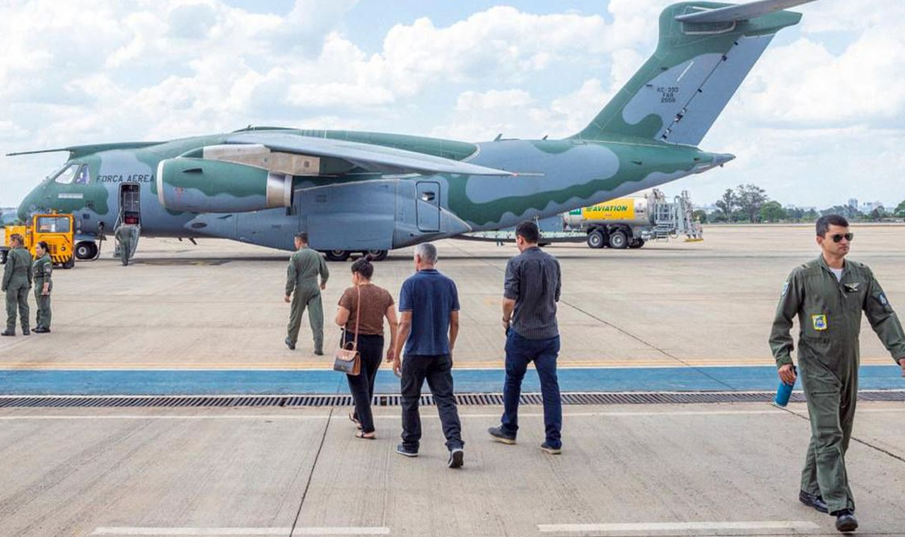 Terceiro avião trazendo brasileiros de Israel chega ao Brasil