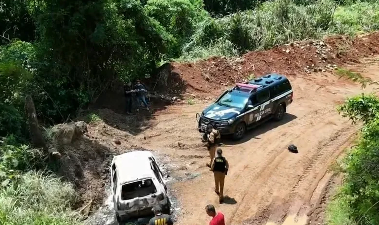 Três corpos carbonizados são encontrados dentro de carro no Paraná