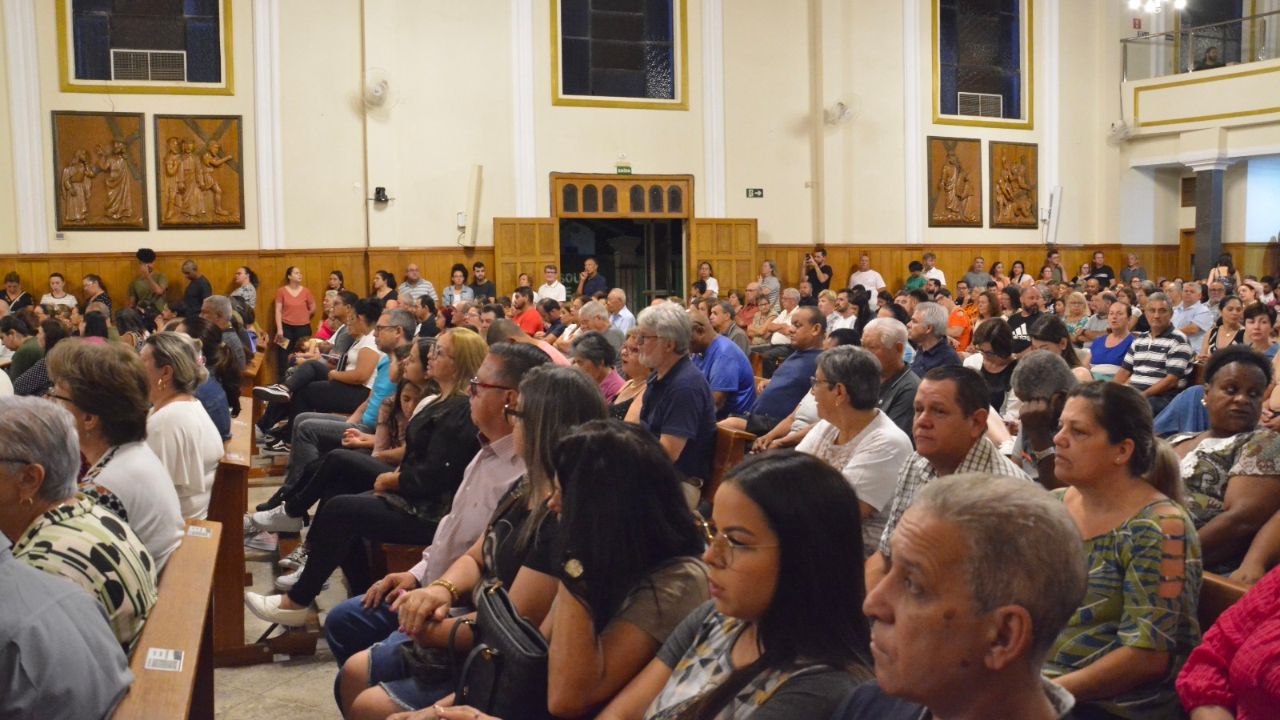 Peregrinos vem a pé, de várias cidades, participar das missas no Santuário de Londrina