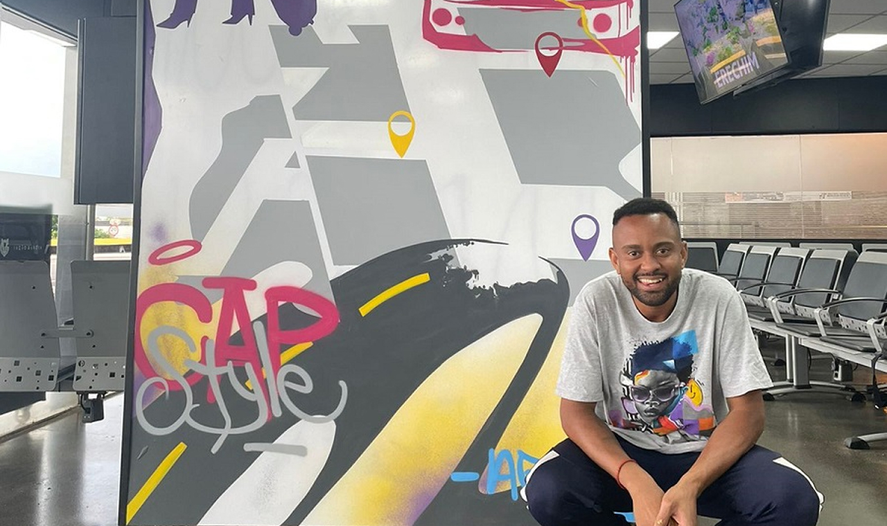 Sala vip de empresa de ônibus no Terminal de Londrina estampam artes de Thiagu Agu