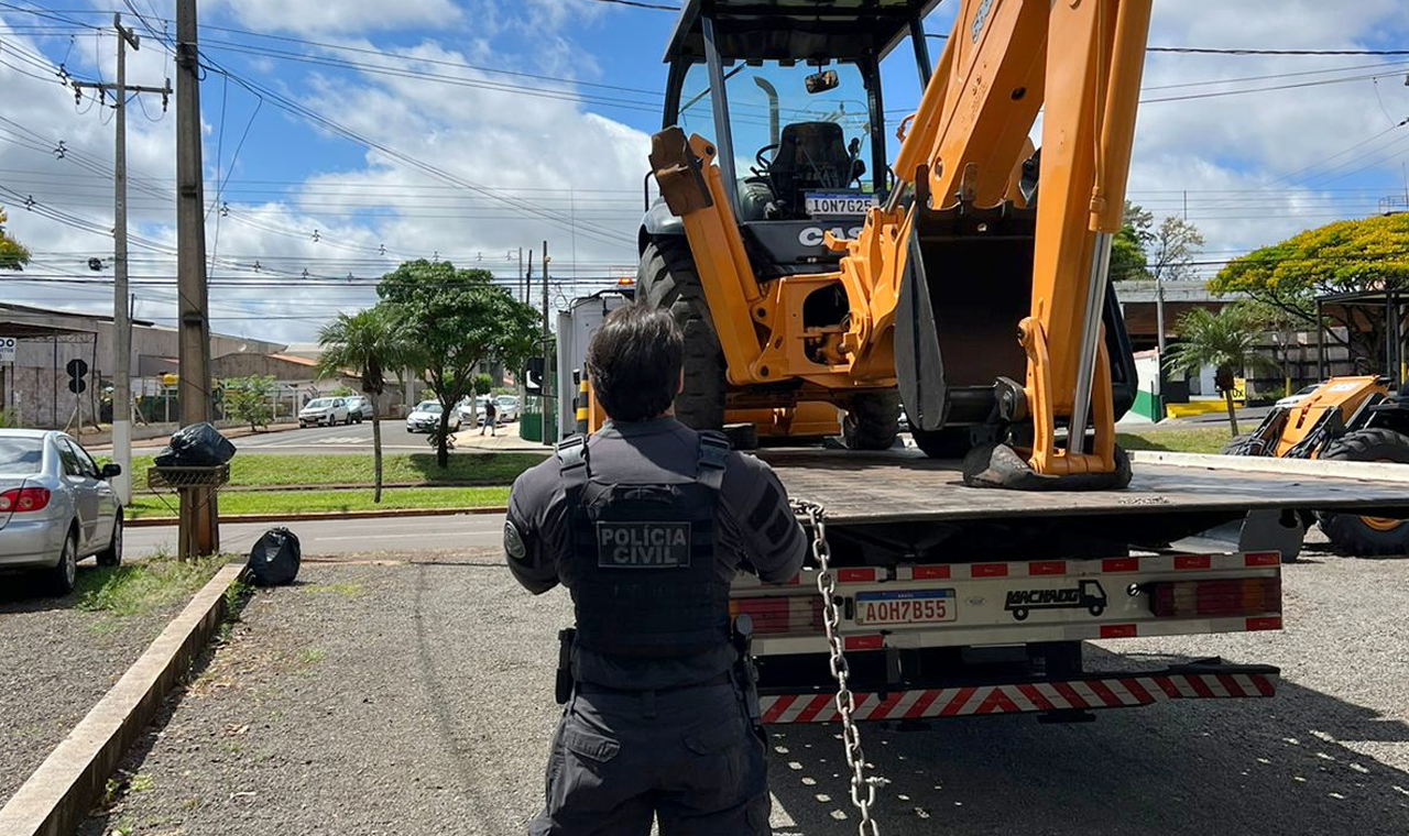 Polícia Civil apreende duas máquinas terraplanagem furtadas em Londrina
