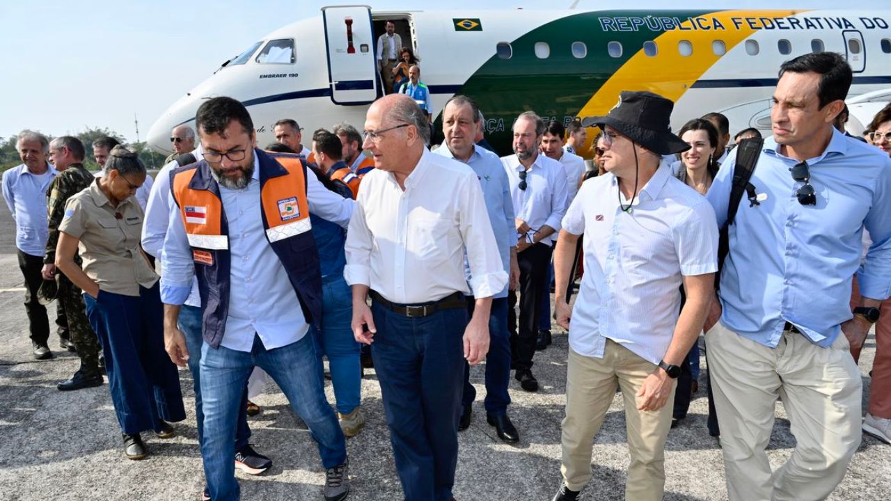 Governo anuncia dragagem nos rios Solimões e Madeira e reforço de brigadistas
