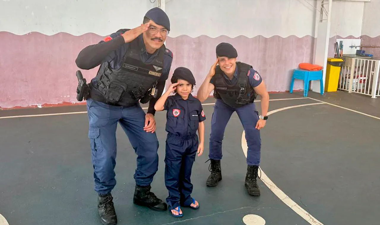 Em Londrina, Guarda Municipal doa mini farda para criança que é fã da instituição