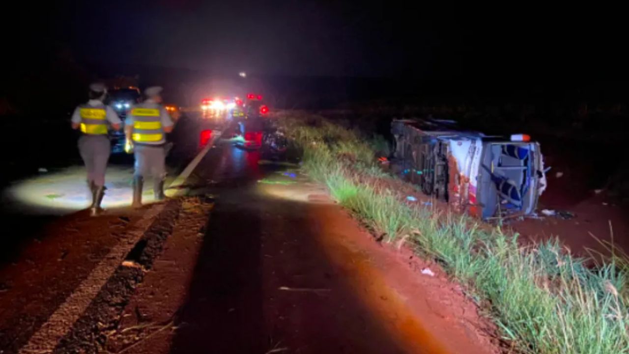 Capotamento de ônibus deixa 12 mortos em rodovia paulista