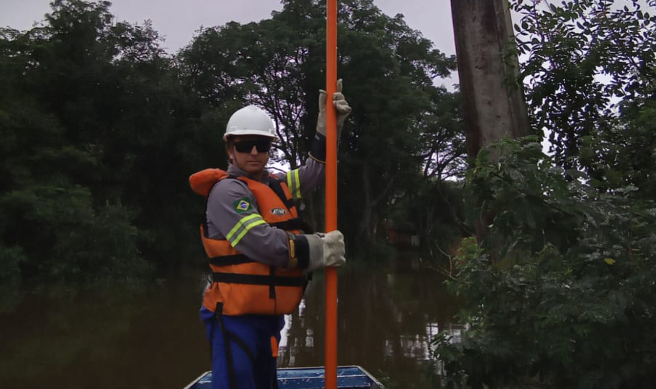 Equipes da Copel chegam de barco a áreas alagadas por causa das chuvas dos últimos dias