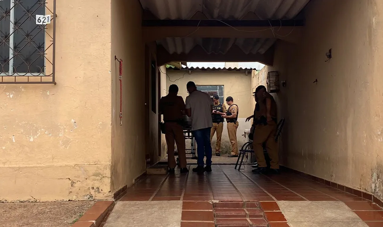 Mulher mata marido a facadas após ser agredida no Conjunto Aquiles Stenghel, em Londrina