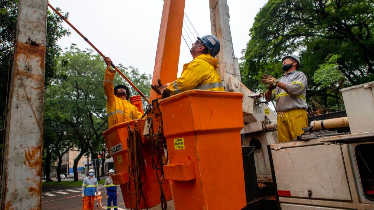 Temporal deixa 68 mil sem energia e Copel trabalha socorrendo 2 mil chamados