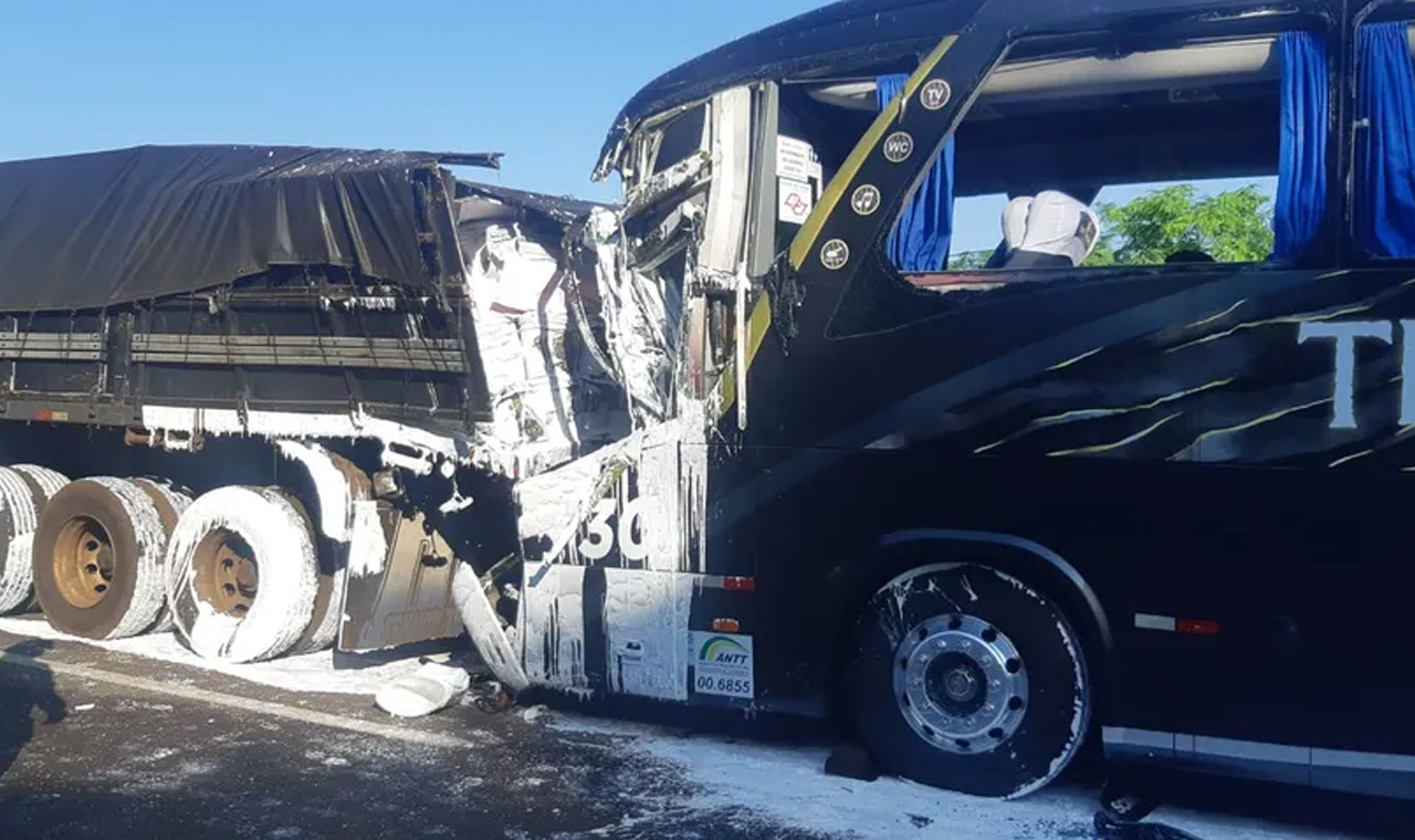 Motorista morre após ônibus bater na traseira de carreta no Paraná