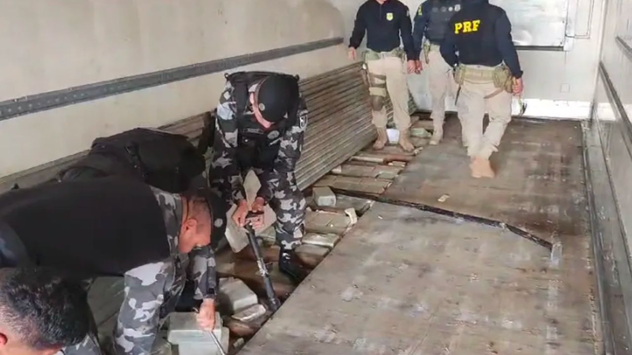 Caminhoneiro é preso com 179 kg de cocaína e 299 frascos de maconha líquida, no Paraná