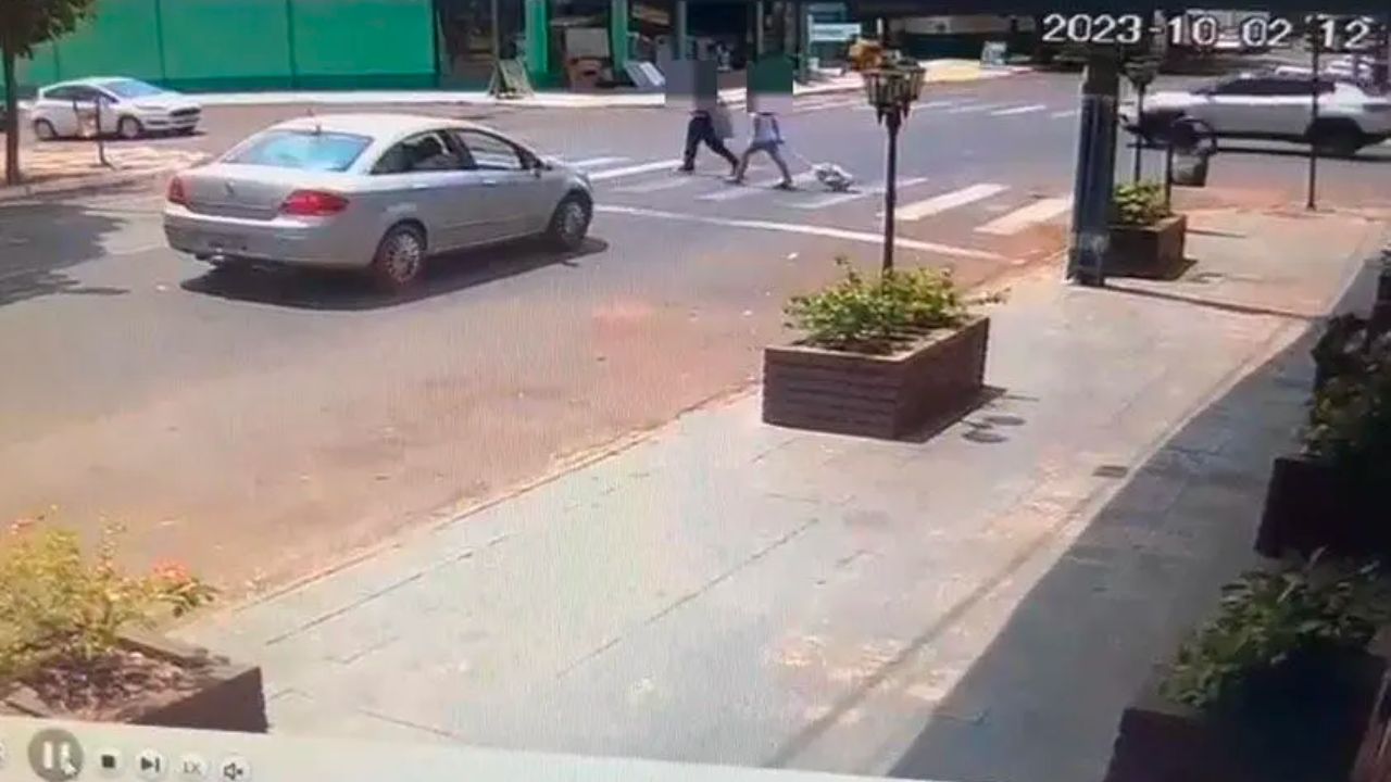 Criança sobrevive após ser atropelada na faixa de pedestre e arrastada por carro