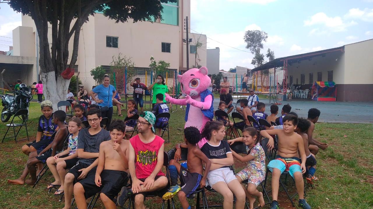 Panterinha da 98.9 FM não perdeu a festa das crianças no Jardim Alpes