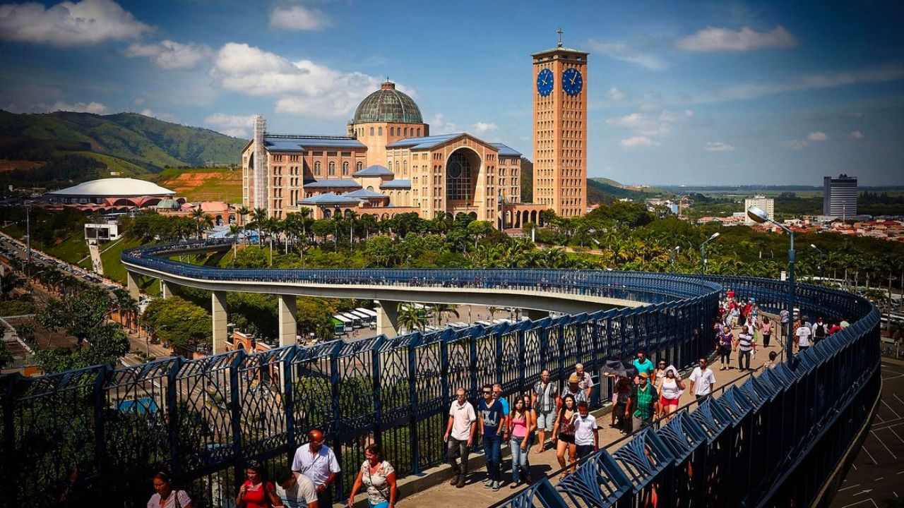 Cerca de 250 mil pessoas devem passar hoje por Aparecida