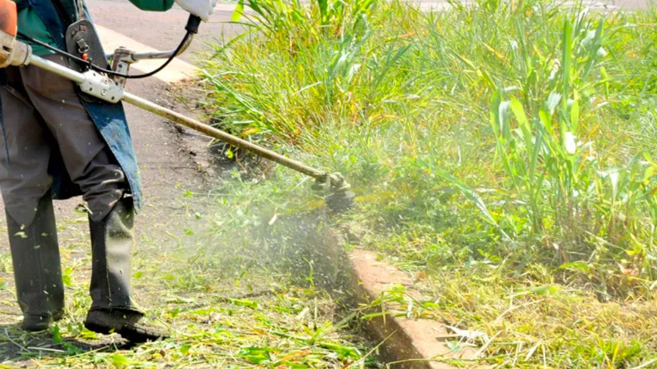 Regiões norte e oeste recebem serviço de capina em Londrina