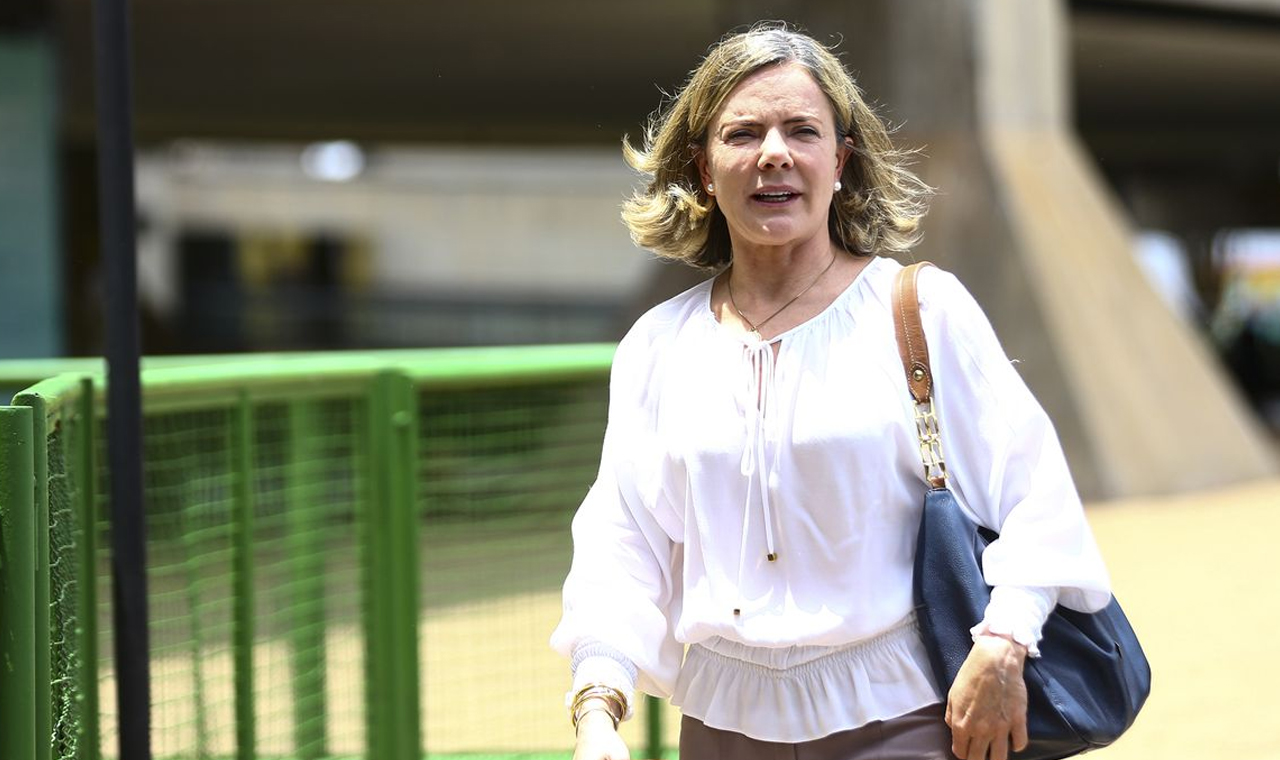 Gleisi Hoffmann tem alta hospitalar após cirurgia cardíaca