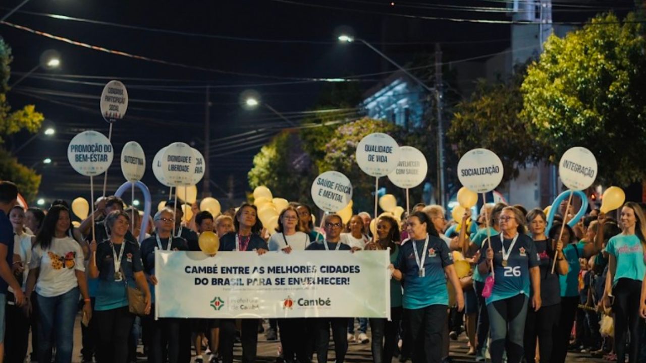 Cambeenses lotam avenida para assistir tradicional desfile de aniversário