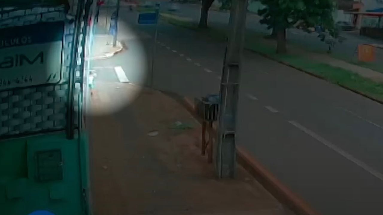 Garotinho de dois anos caminha sozinho pela Avenida Rio Branco e quase é atropelado por caminhão