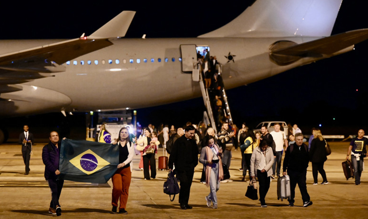 Primeiro avião trazendo brasileiros de Israel chega em Brasília